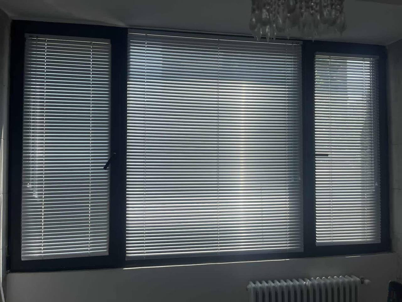 Horizontal blinds in a modern interior — view 2