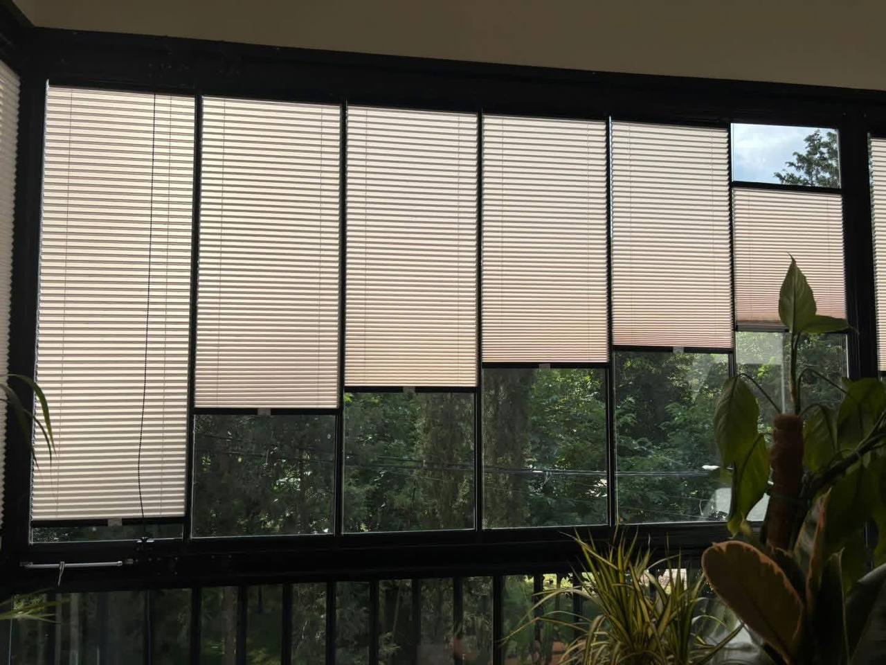 Pleated blinds in a modern interior — view 9